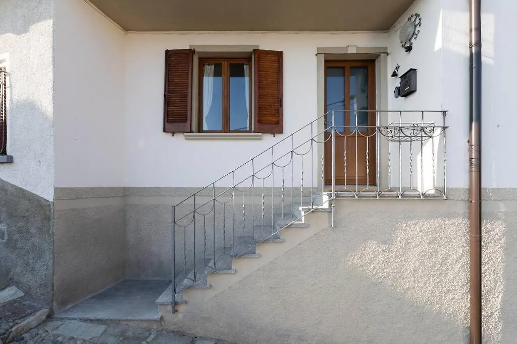 別荘 Pigra Casa Della Ninaヴィラ イタリア